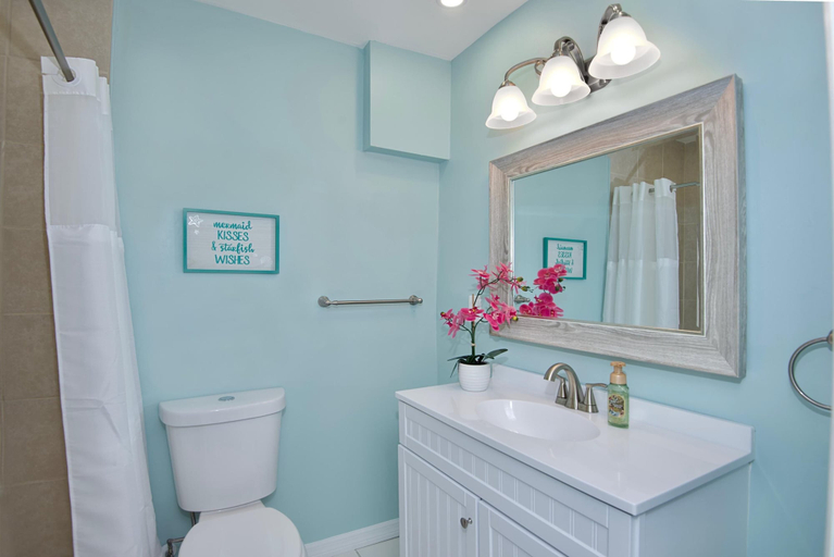 Bathroom 4, Island Paradise 4, Lee