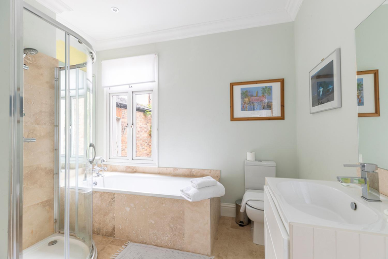 Bathroom 2, Charming 3 bed house with a rooftop terrace, London