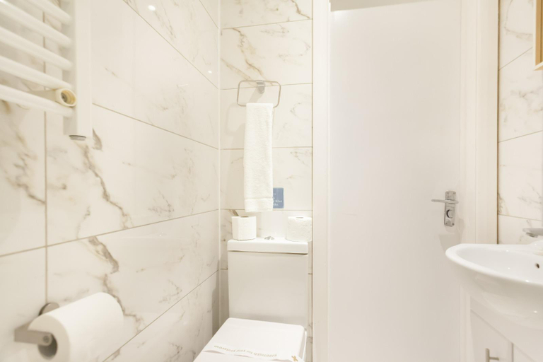 Bathroom 3, Eurostar City Apartments, London