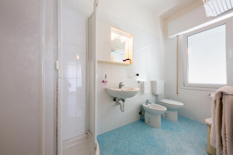 Bathroom 4, Hotel Maxim, Venezia