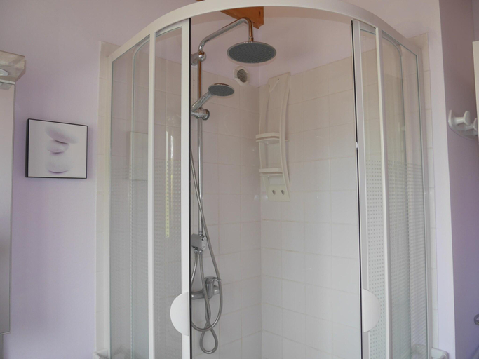 Bathroom 3, Holiday Home in Plouarzel near Sandy Beach, Finistère