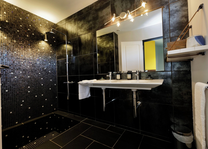 Bathroom 5, Pozzo di Mastri, Corse-du-Sud