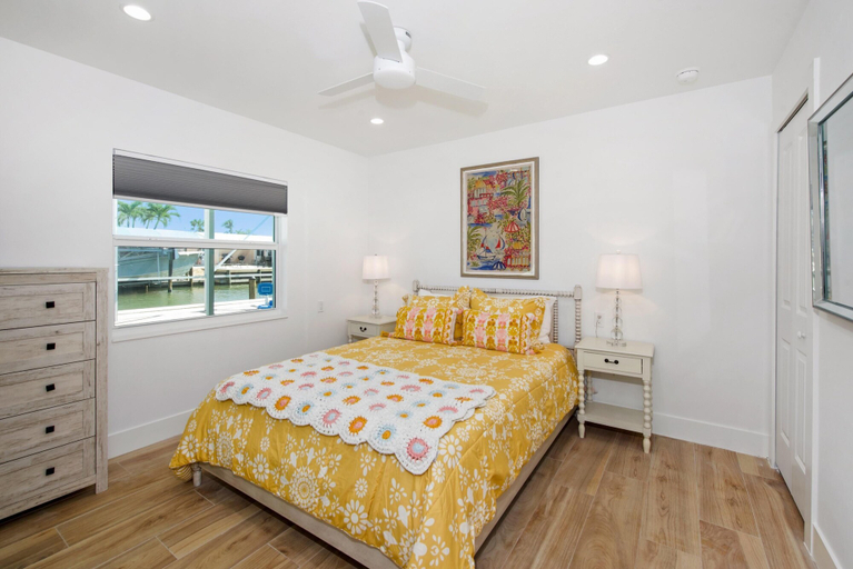 Bedroom 3, Sunny Side Up, Lee