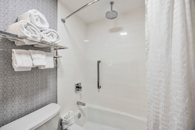 Bathroom 5, Best Western Downtown Plus Music Row, Davidson