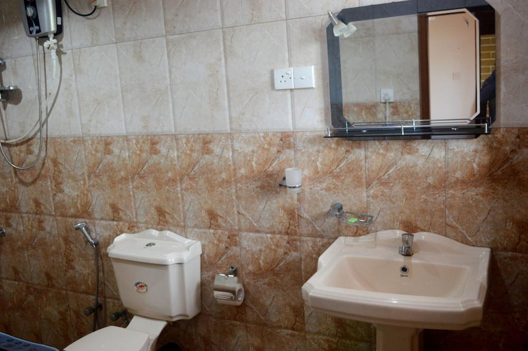 Bathroom 3, Shyni Tourist Guesthouse, Hikkaduwa