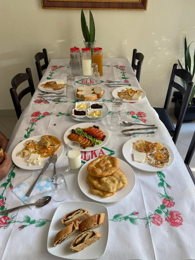 Food & Drinks 5, Villa Niku Berat, Beratit