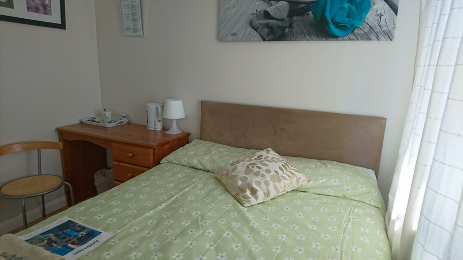 Bedroom 5, Double Room private shower room deg-yr, London