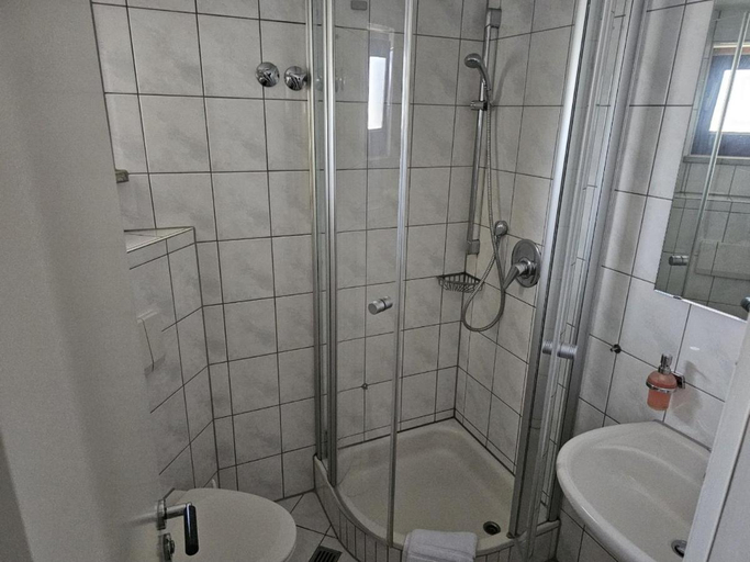 Bathroom 2, Hotel Tennenloher Hof, Erlangen