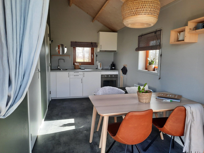 Others 4, Lodge by Dutch Meadows with Scenic Veranda, De Wolden