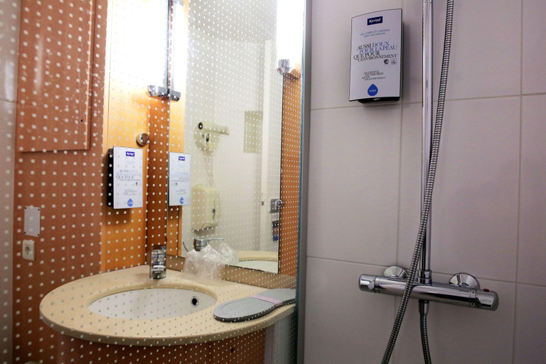 Bathroom 5, Kyriad Les Ulis, Essonne