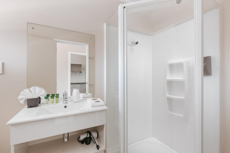 Bathroom 4, Avalon Motel Thames - Wenzel Motels, Thames-Coromandel
