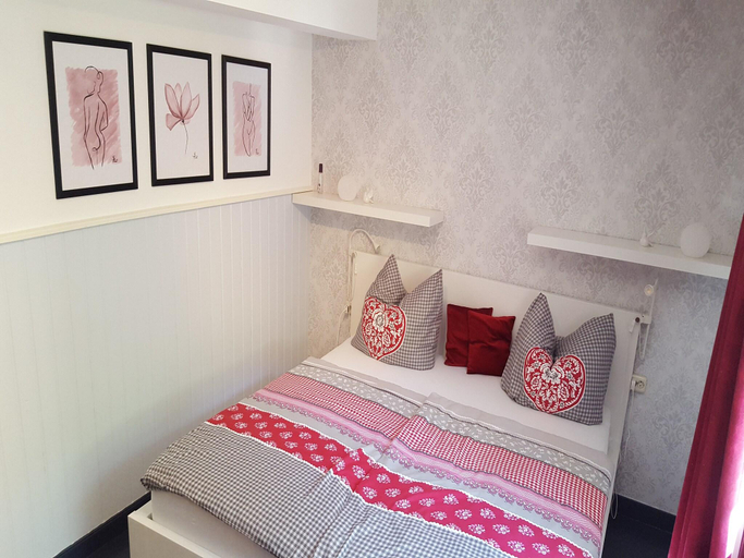 Bedroom 2, Charmantes Ferienhaus mit Naturgarten, Schmalkalden-Meiningen