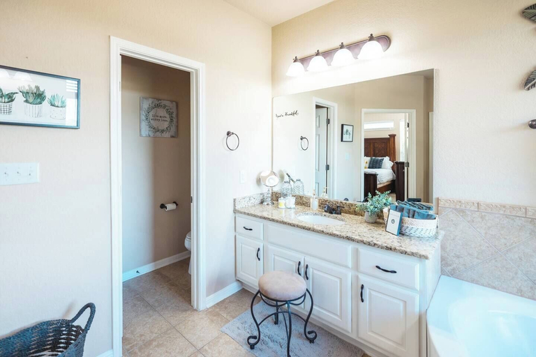 Bathroom 4, Austin Charm Home by The Key Rentals, Travis