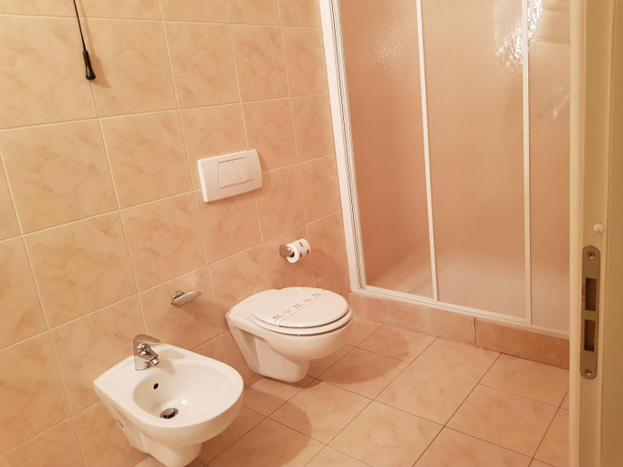 Bathroom 3, Hotel Le Cardinal, Modena