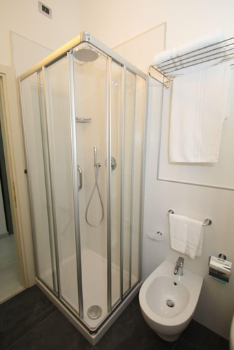 Bathroom 4, Hotel Suisse, Lucca