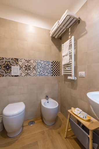 Bathroom 5, La Gatta Cenerentola Rooms, Napoli