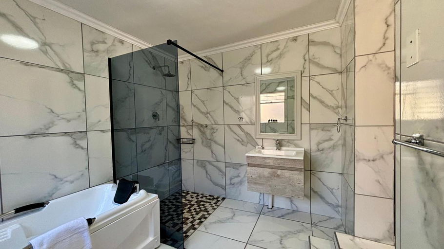 Bathroom 2, Dzana guesthouse, Dr Kenneth Kaunda
