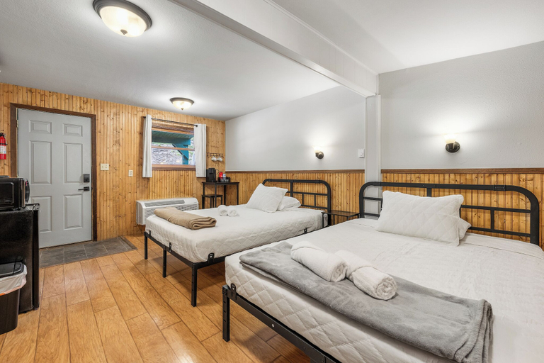 Bedroom 2, Ponderosa Pines, Lawrence