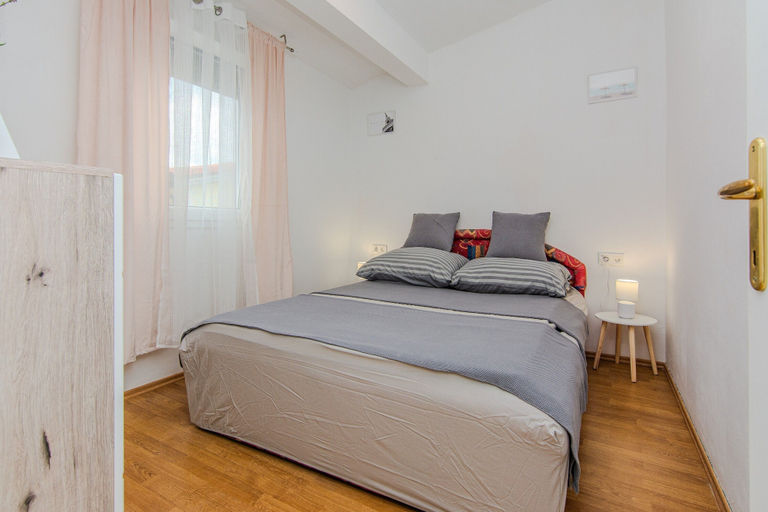 Others 4, Apartment Pisacic, Vir