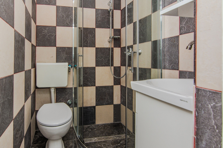 Others 5, Apartment Pisacic, Vir