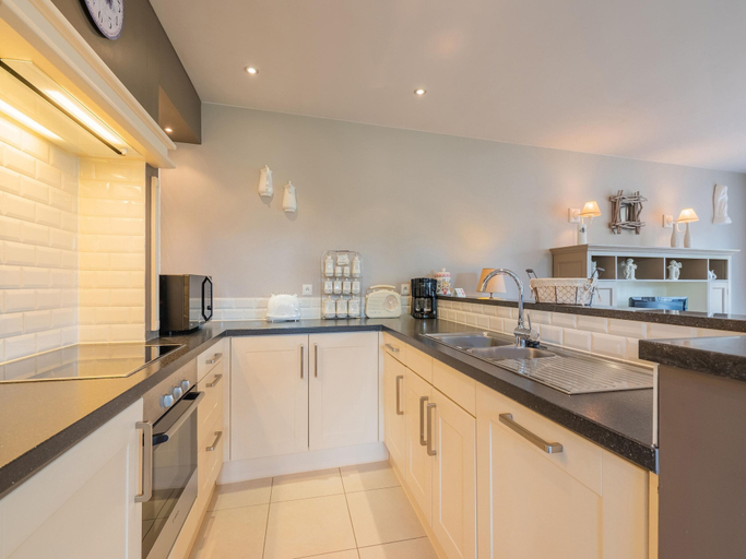 Private kitchen 2, Inviting Holiday Home in Nieuwpoort With Garden, West-Vlaanderen