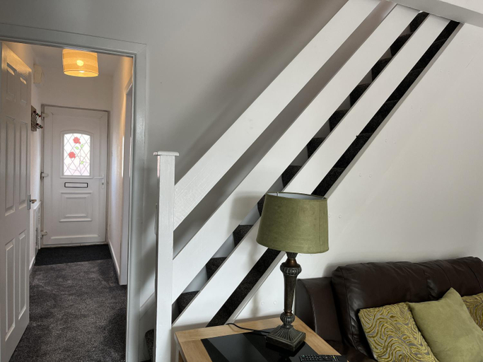 Public Area 2, Modernised Central Wigan Townhouse Sleeps up to 6, Wigan