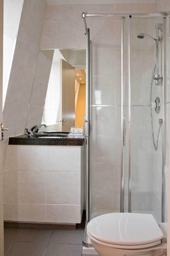Bathroom 4, President Hotel, London
