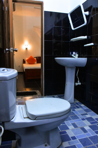 Bathroom 3, Mali Guest House, Hikkaduwa