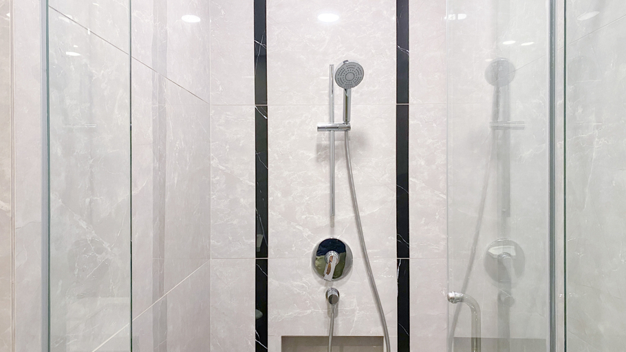 Bathroom 5, Comfort Stay 2BR Apartment at Arumaya Residence By Travelio, Jakarta Selatan