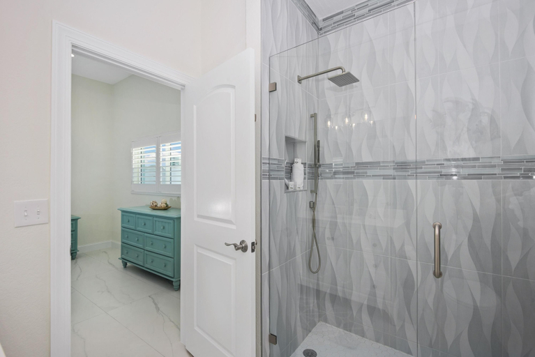 Bathroom 4, Paradise Palms, Lee
