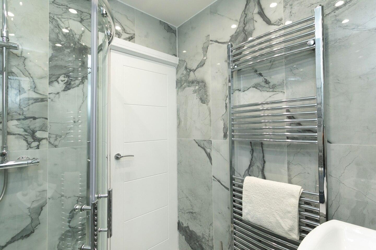 Bathroom 4, Nottingham Serviced Accommodation (Chayil Experts), Nottingham