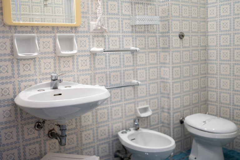 Bathroom 3, Hotel Royal, Salerno