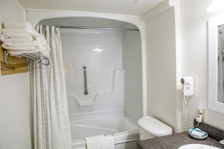 Bathroom 2, The Village Inn of Lakefield, Peterborough