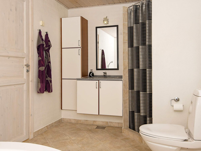 Bathroom 3, 4 Star Holiday Home in Blavand, Varde