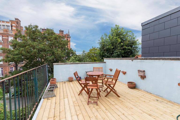 Others 4, Charming 3 bed house with a rooftop terrace, London