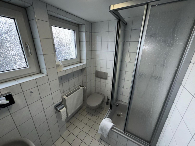Bathroom 5, M&M Park Hotel, Oberbergischer Kreis