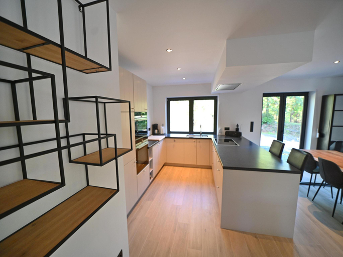 Others 5, Chalet near Durbuy with Forest Hot Tub, Namur