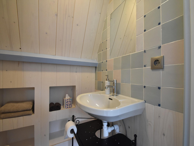Bathroom, Cottage in Edam near IJsselmeer Lake, Edam-Volendam