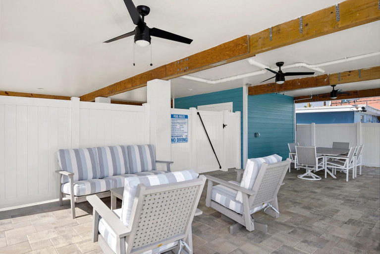Others 3, Bettys Beach House, Lee