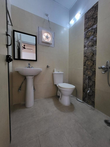 Bathroom, Saiva Hill Resort, Dehradun