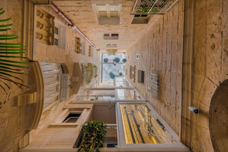 Public Area 4, Valletta Lucente