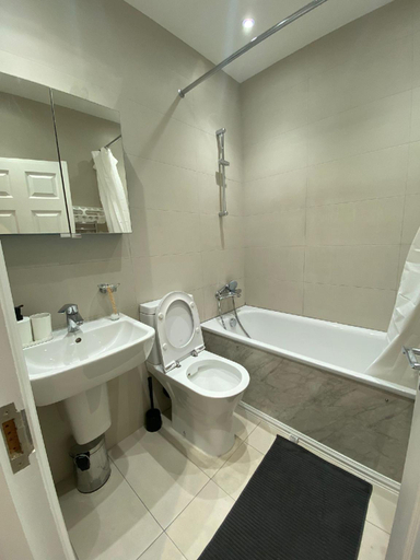 Bathroom 3, 4 Wharncliffe Drive, London