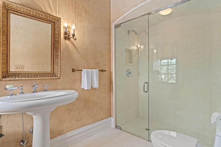Bathroom 4, Villa Grande, Baldwin