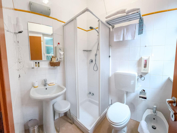 Bathroom 5, Ca' de Berna, Savona