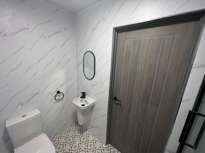 Bathroom 3, The White House Vegas Suites, Blackpool