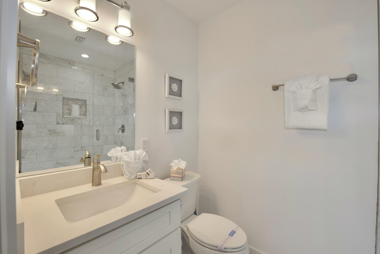 Bathroom 4, Sunny Side Up, Lee