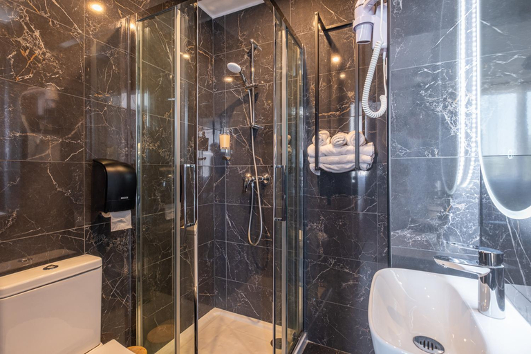 Bathroom 3, Hôtel Le Marignan - Le Havre Centre Gare, Seine-Maritime