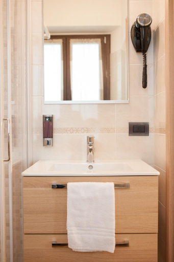 Bathroom 4, Hotel Ristorante Piccadilly, Vercelli