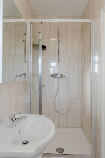 Bathroom 3, Family room with private bathroom, London