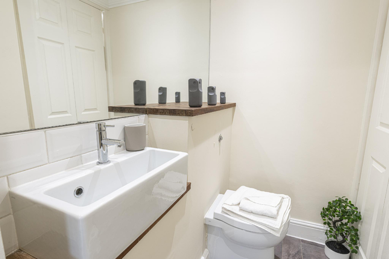 Bathroom 3, Fabulous House near the Science Museum, London